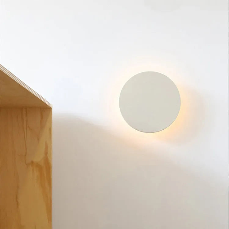 Outdoor waterproof wall lamp in black or white, rhombus 7W warm light, 111V to 240V, for courtyard or terrace.