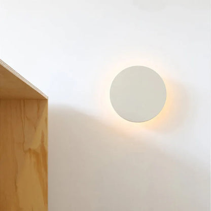 Outdoor waterproof wall lamp in black or white, rhombus 7W warm light, 111V to 240V, for courtyard or terrace.