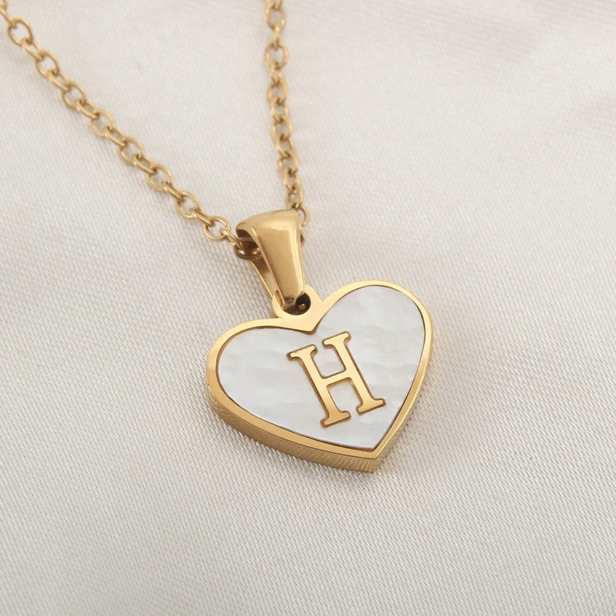 Personalized heart-shaped white shell necklace with adjustable clavicle chain, a stylish and versatile jewelry piece for women