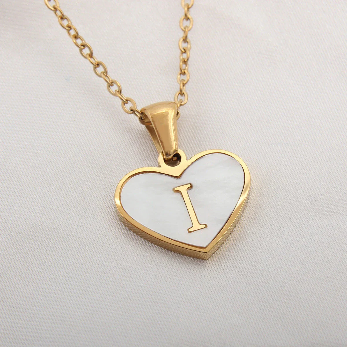 Personalized heart-shaped white shell necklace with adjustable clavicle chain, a stylish and versatile jewelry piece for women
