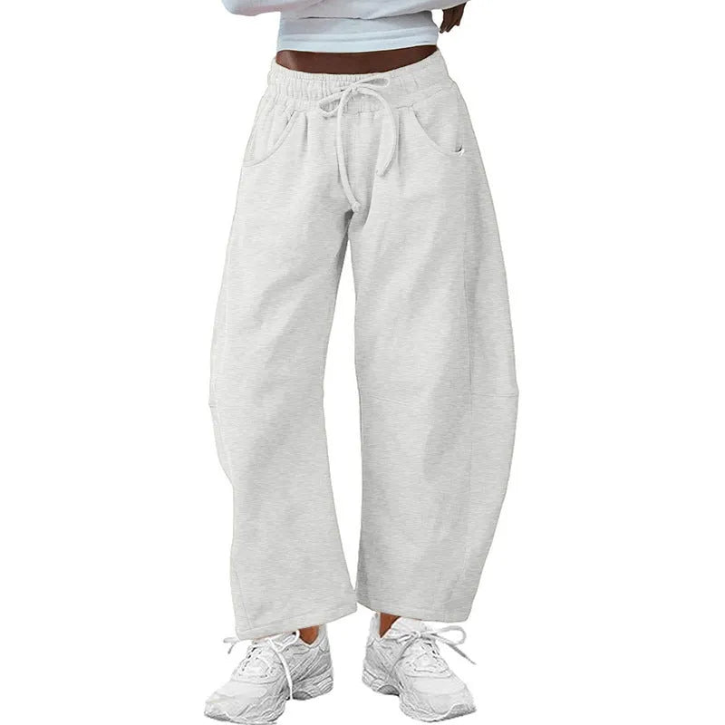 Loose cropped sweatpants in multiple colours with elastic waist and street fashion design