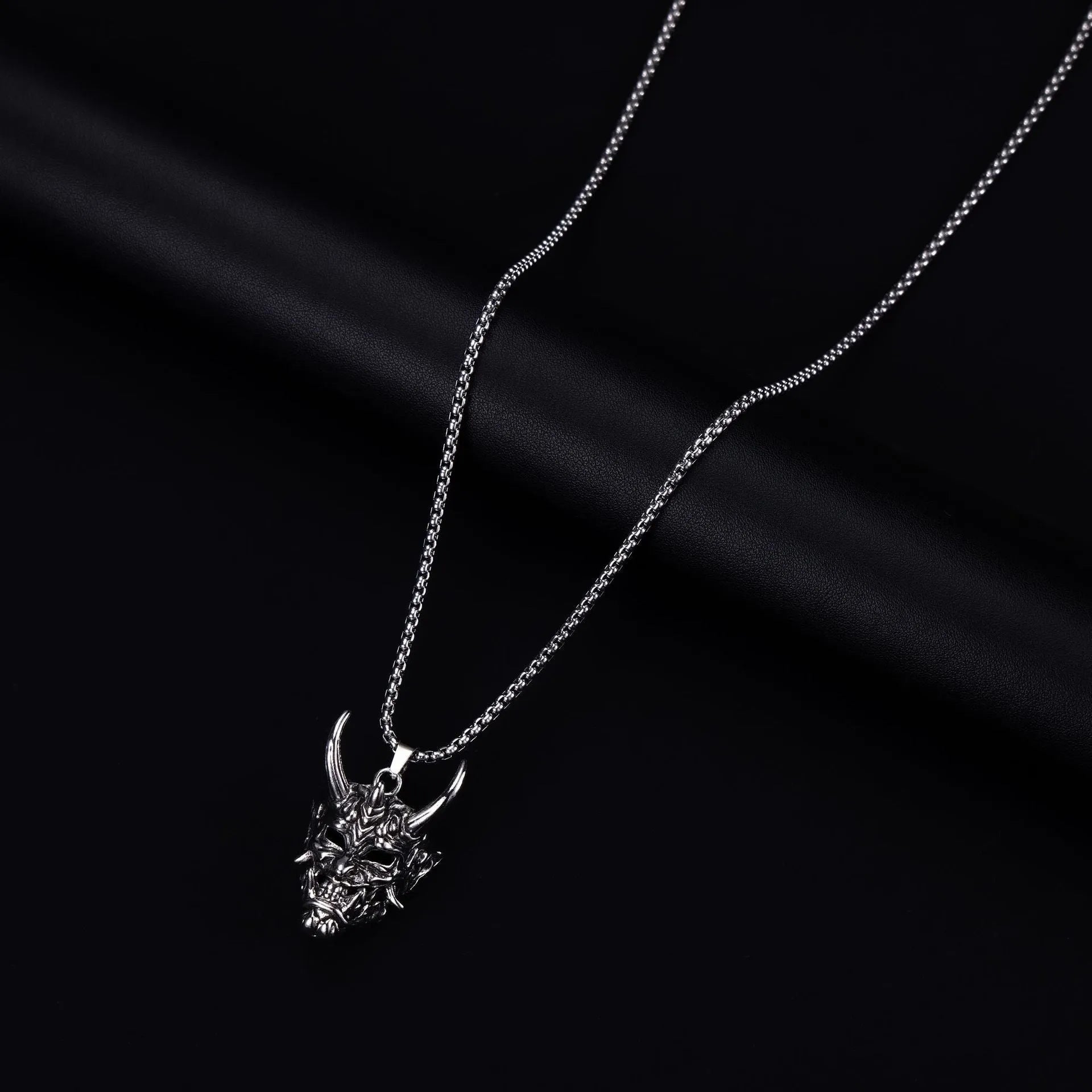 Men's vintage silver necklace with 40mm alloy pendant showing detailed dimensions