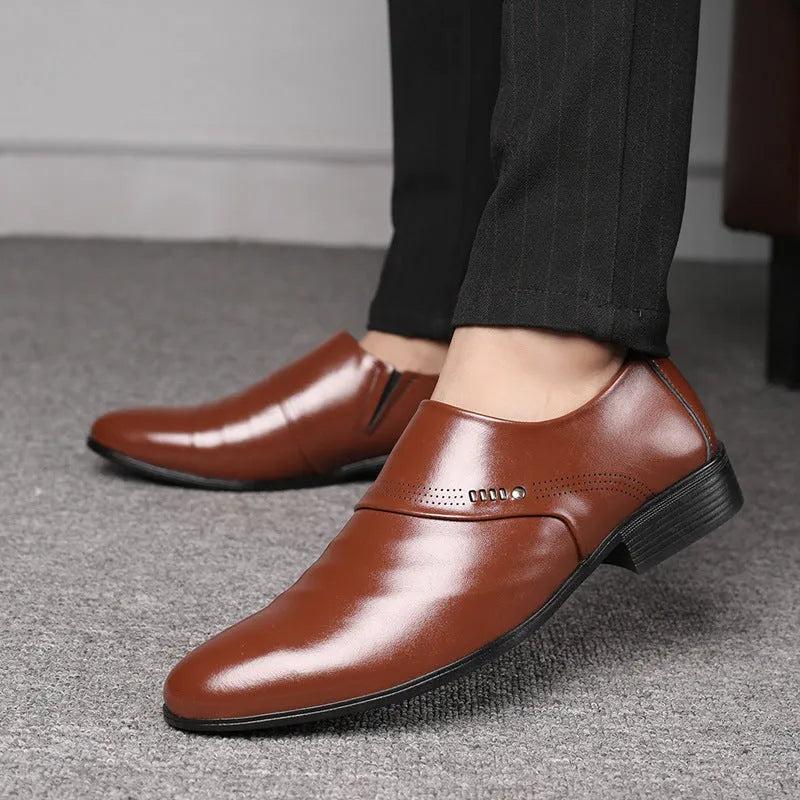 Men's casual pointed toe shoes in black artificial PU with elastic band, low heel, and rubber sole