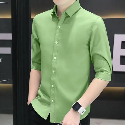 Man wearing a light blue linen-silk blend half-sleeve shirt with 3/4 sleeves in a loose slim-fit.
