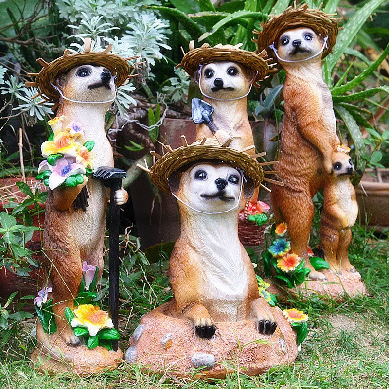 Hand-painted straw hat mongoose ornament in resin for garden decoration, measuring 8-10cm tall