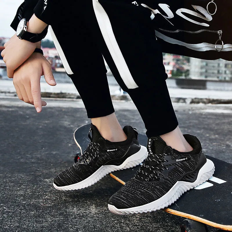 Men's low-top running shoes in breathable mesh fabric with a front strap and MD rubber sole.