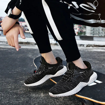Men's low-top running shoes in breathable mesh fabric with a front strap and MD rubber sole.