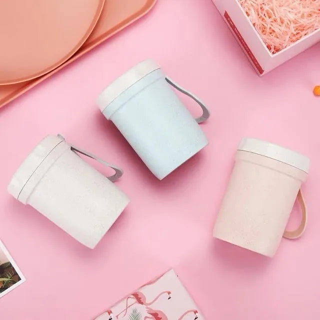 Square wheat straw lunch box with lock seal in blue, beige, or pink colours.