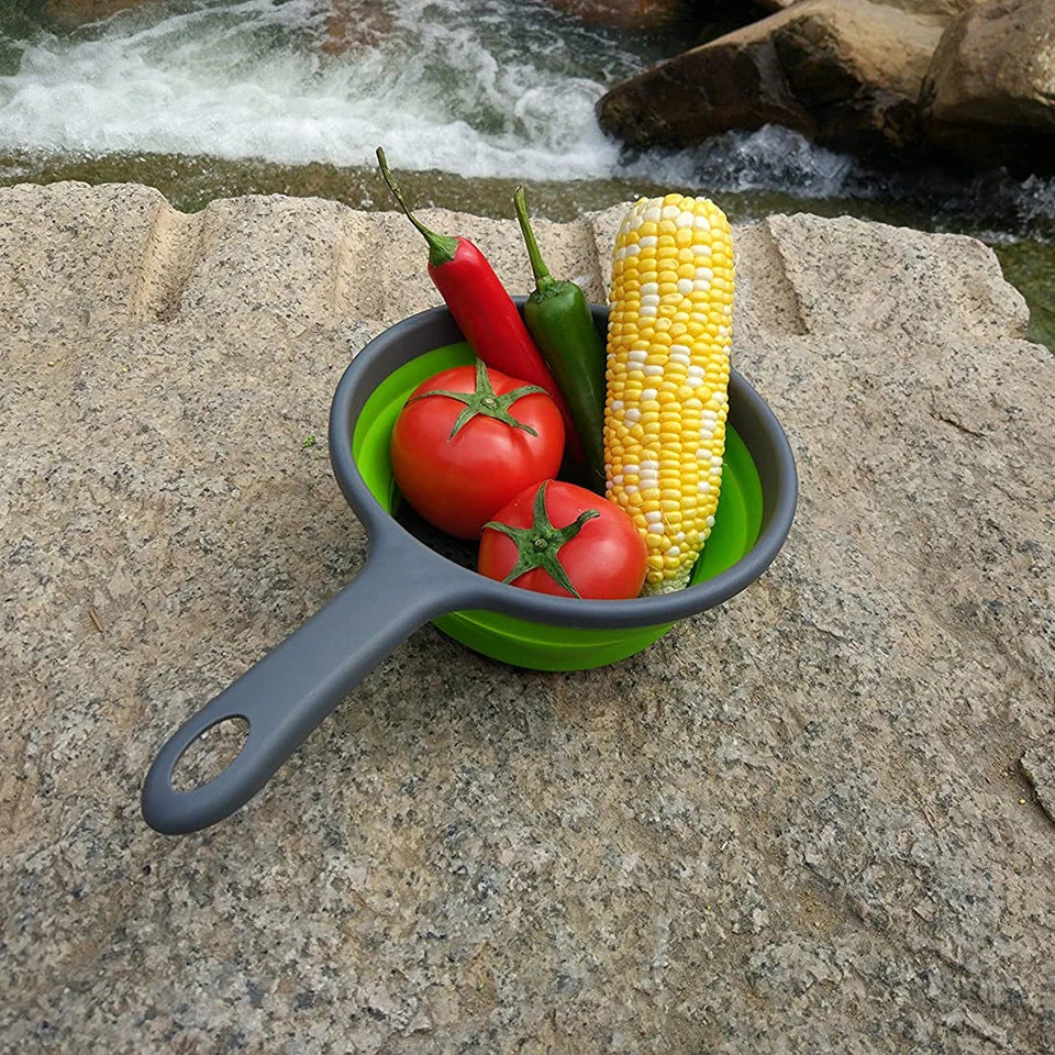 Collapsible silicone colander for washing and draining fruits and vegetables in the kitchen