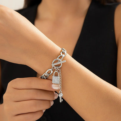 Elegant chain necklace and bracelet set with shiny lock and key pendant, fashionable ladies accessories
