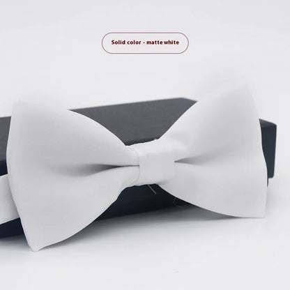 A solid colour pre-tied bow tie with an adjustable neck strap, shown in a classic flat head shape.