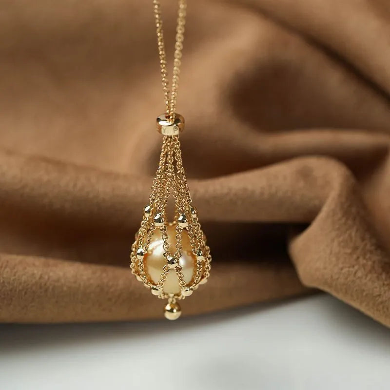 Retro court style net pocket necklace with gold plastic beads and alloy O ring chain