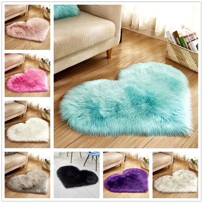 Plush heart-shaped carpet with 5-6 cm pile in navy blue colour on wooden floor