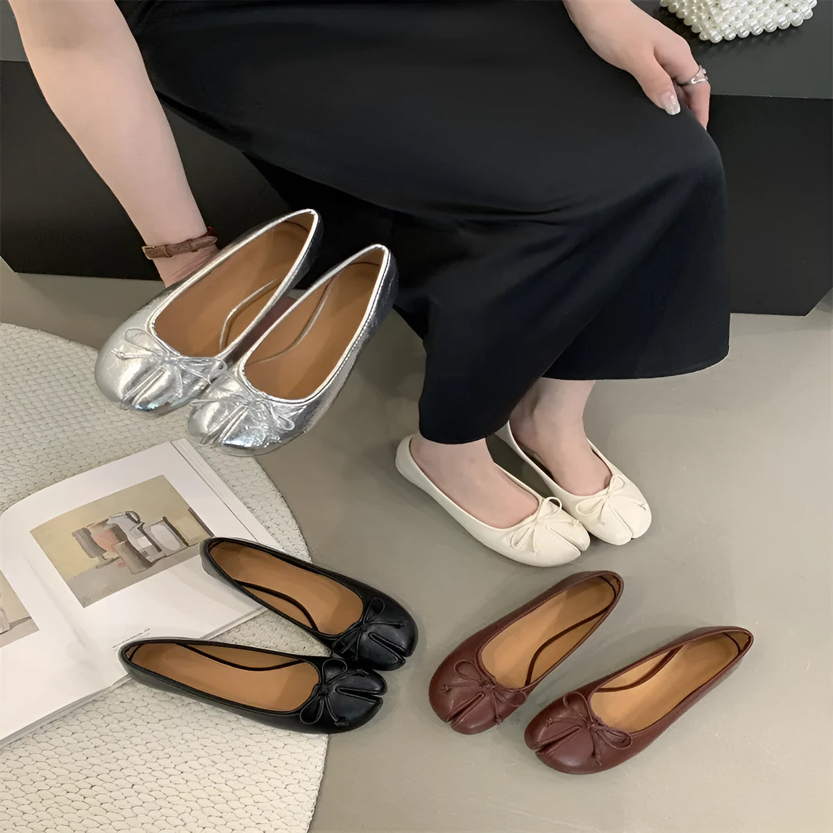 Women's split-toe pumps in black with round toe and flat rubber sole