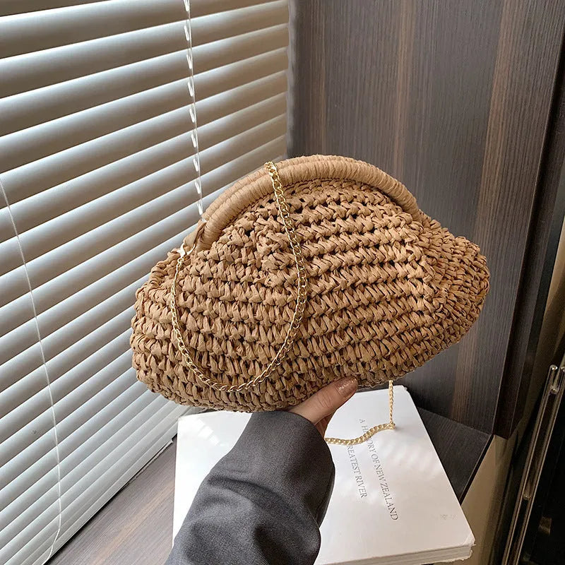 Women's straw beach shoulder bag with chain details in khaki colour