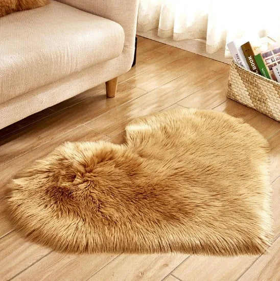 Plush heart-shaped carpet with 5-6 cm pile in navy blue colour on wooden floor