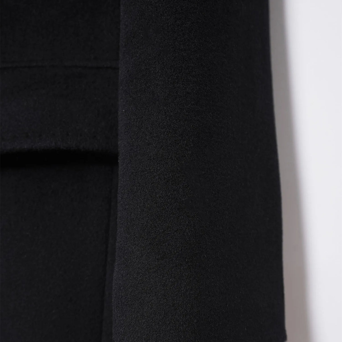 High-end mid-length wool and cashmere coat with suit collar and single-breasted front, in black or camel.