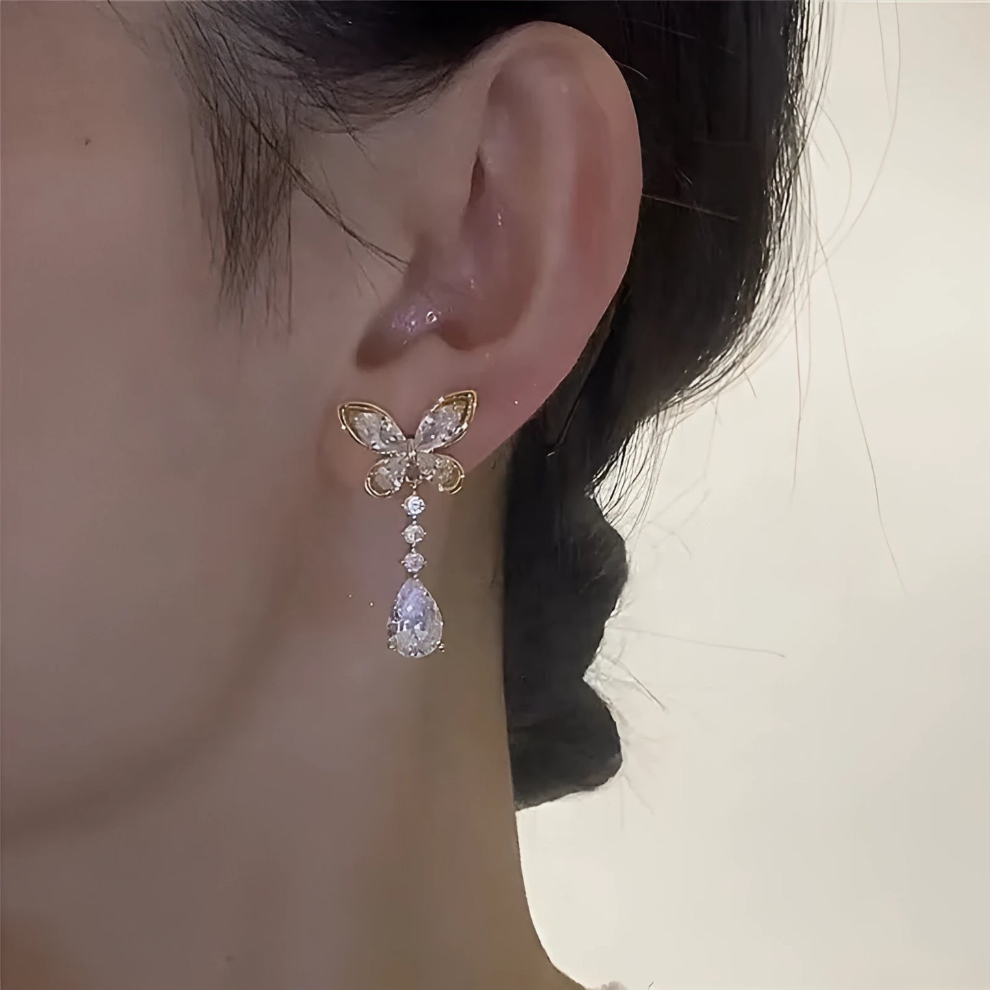 Pair of bow-shaped stud earrings with platinum electroplated finish on zinc alloy