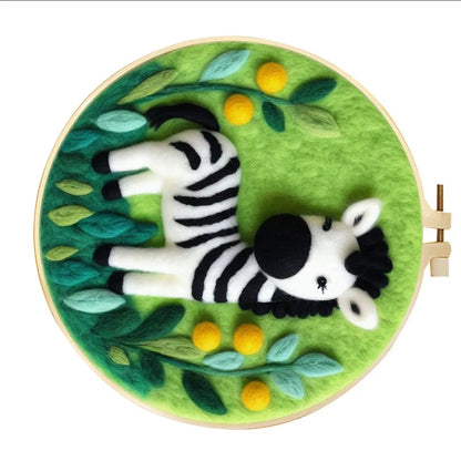Round three-dimensional embroidery kit with linen fabric, wool felt pieces, and embroidery frame for 20x20 cm blanket painting