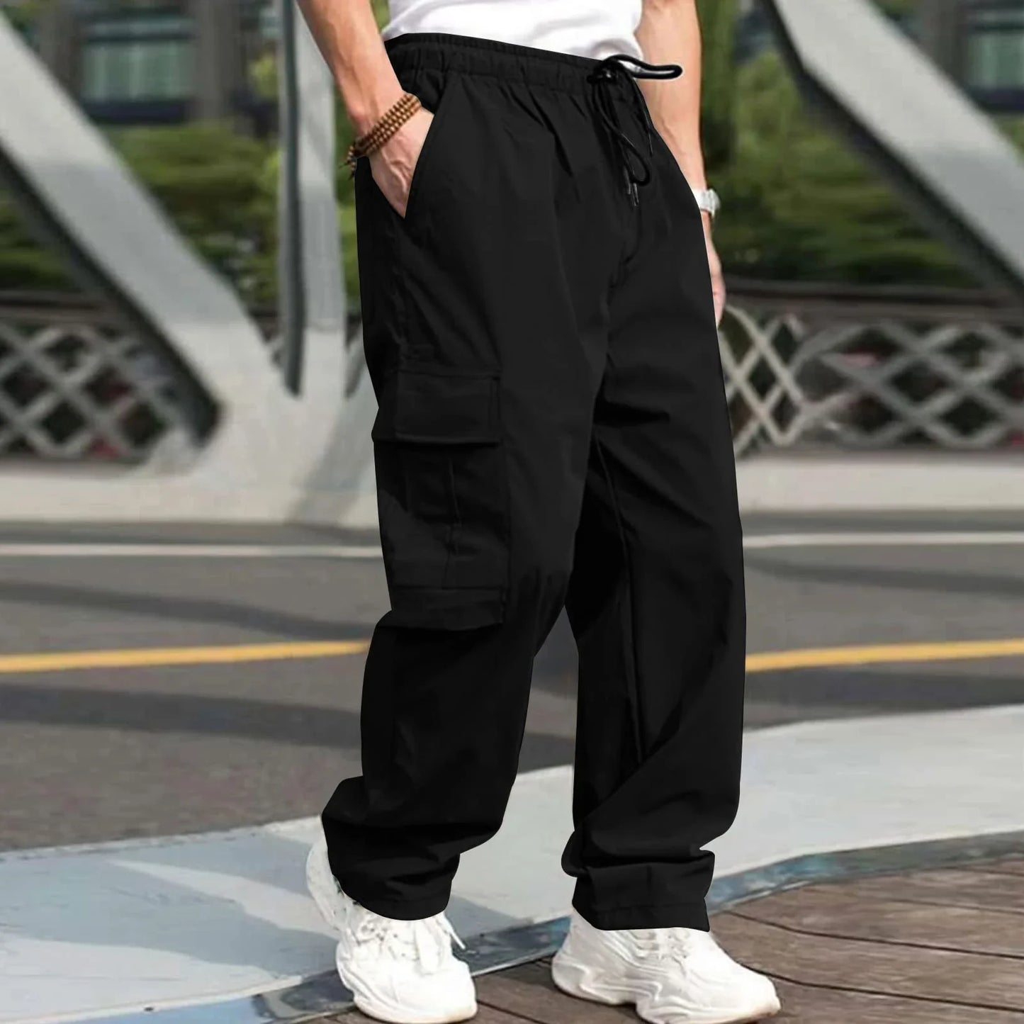Casual cargo trousers for men in a relaxed, straight-leg fit with a drawstring waist and multiple pockets