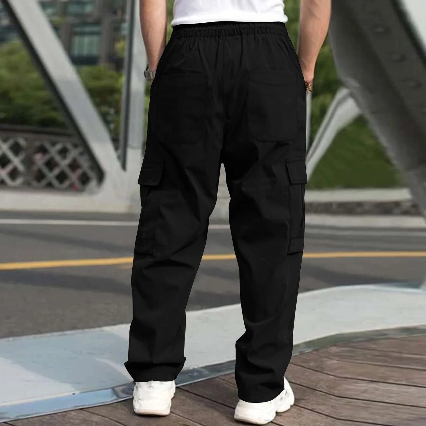 Casual cargo trousers for men in a relaxed, straight-leg fit with a drawstring waist and multiple pockets