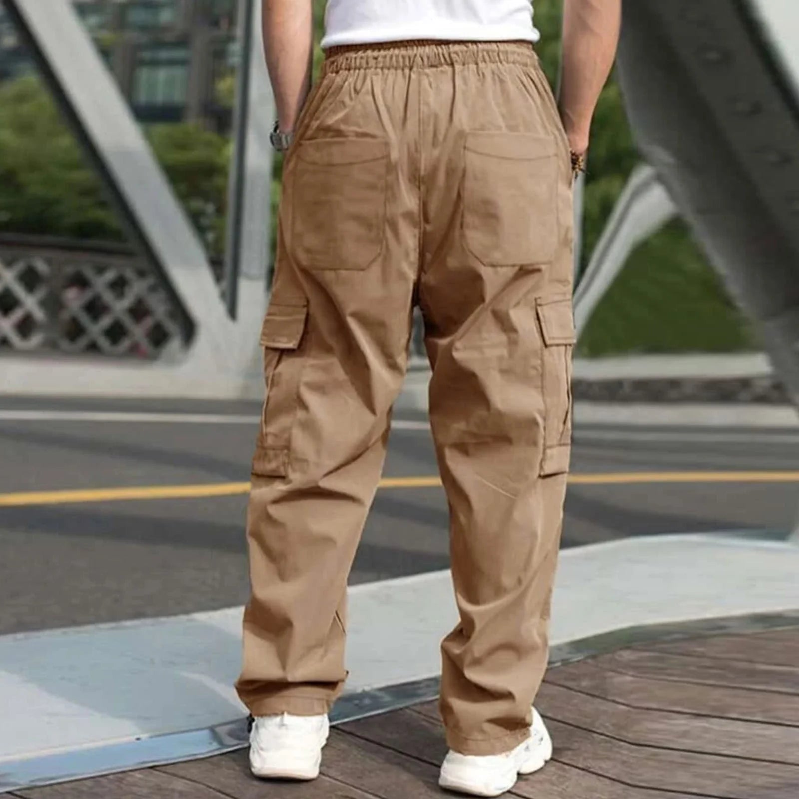 Casual cargo trousers for men in a relaxed, straight-leg fit with a drawstring waist and multiple pockets