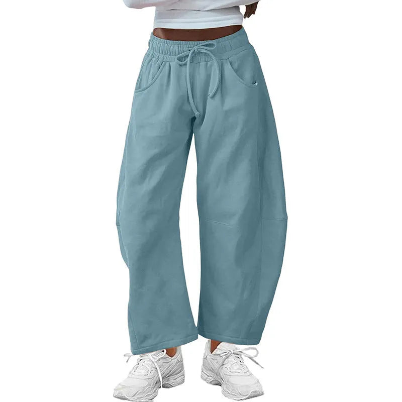 Loose cropped sweatpants in multiple colours with elastic waist and street fashion design
