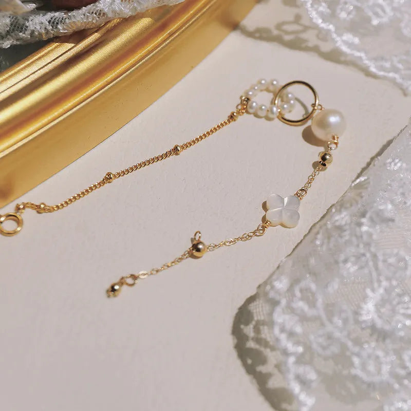 Gold-plated women's bracelet with natural pearls and a clasp fastening