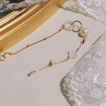 Gold-plated women's bracelet with natural pearls and a clasp fastening
