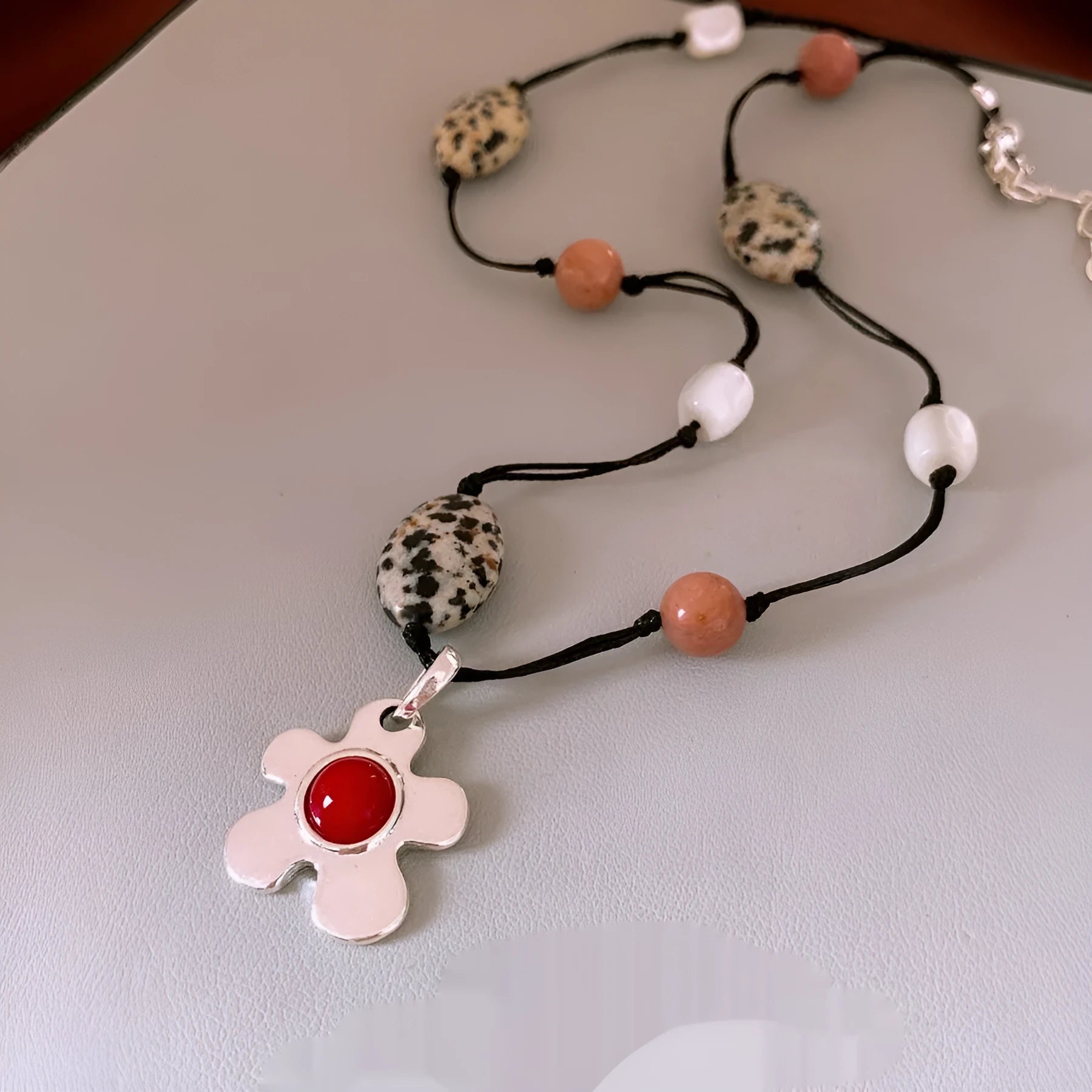 Adjustable stone shell beaded flower pendant necklace in silver or gold tone on 51-60cm chain