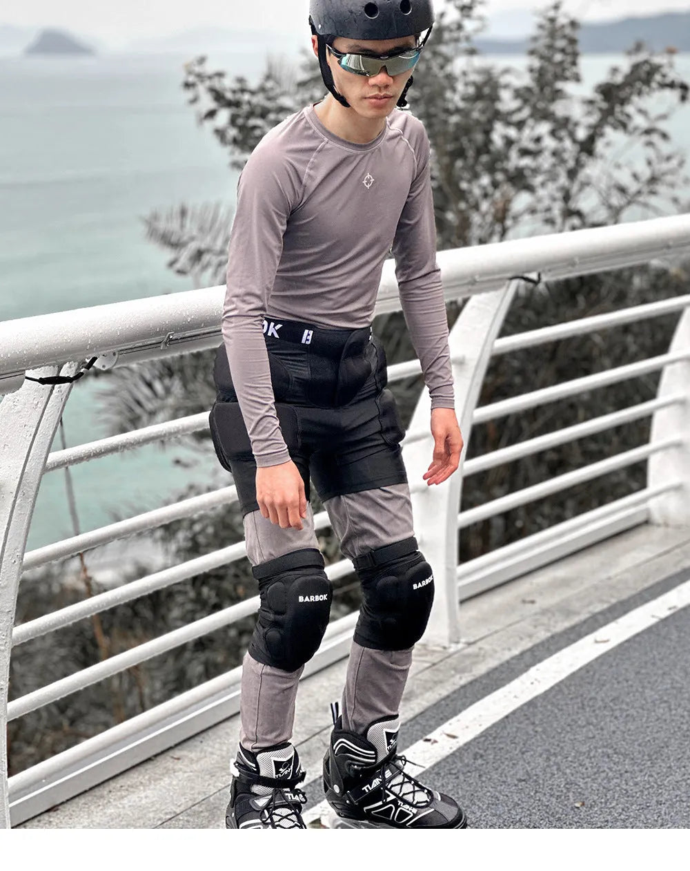 Black skateboarding hip protection pads made from spandex fabric with NBR foam padding