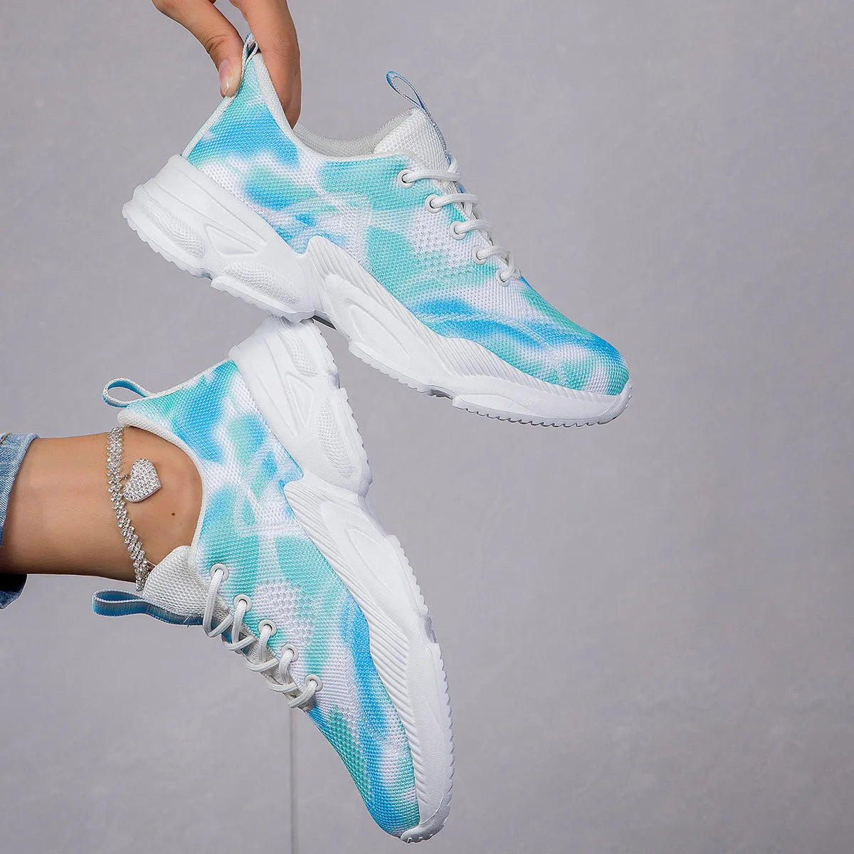 Casual flower sneakers in white blue with flyknit upper, mesh lining, lace-up front, low top, flat heel.