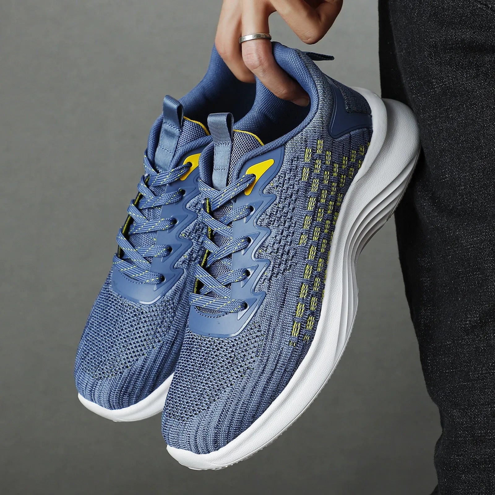 Lavender purple women's Flyknit running shoes with mesh upper and round toe.
