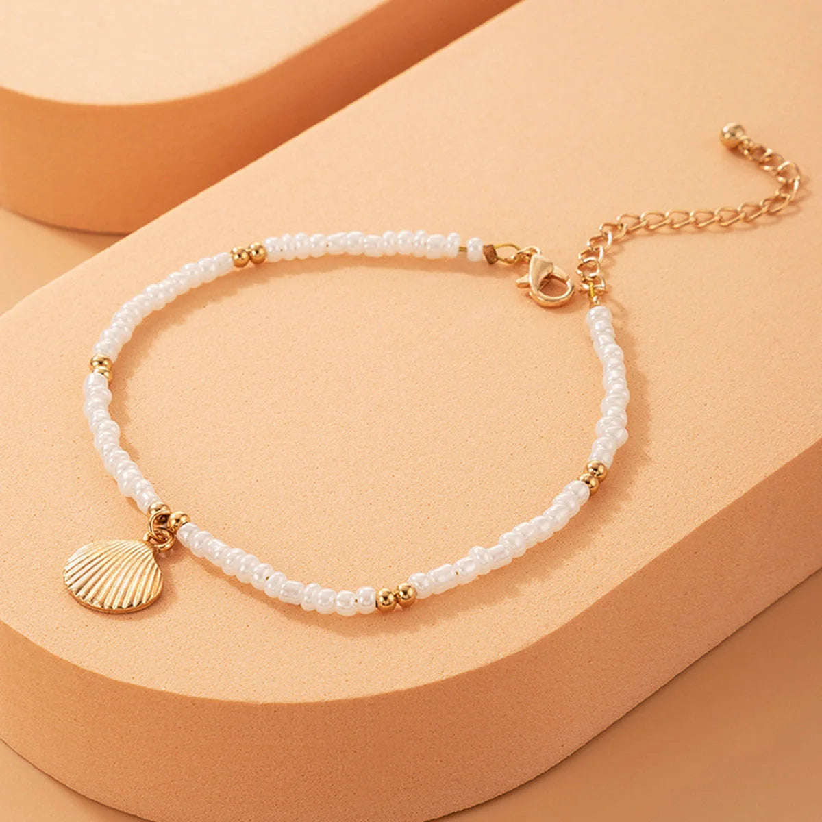 Adjustable bohemian-style shell anklet with conch detail for summer wear