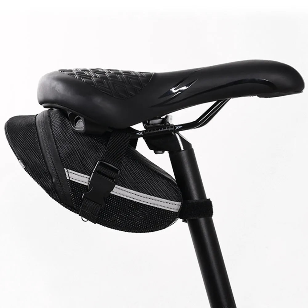 Black cycling saddle bag with quick-release mount showing 20x8x6cm dimensions on bicycle