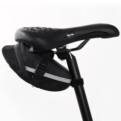 Black cycling saddle bag with quick-release mount showing 20x8x6cm dimensions on bicycle