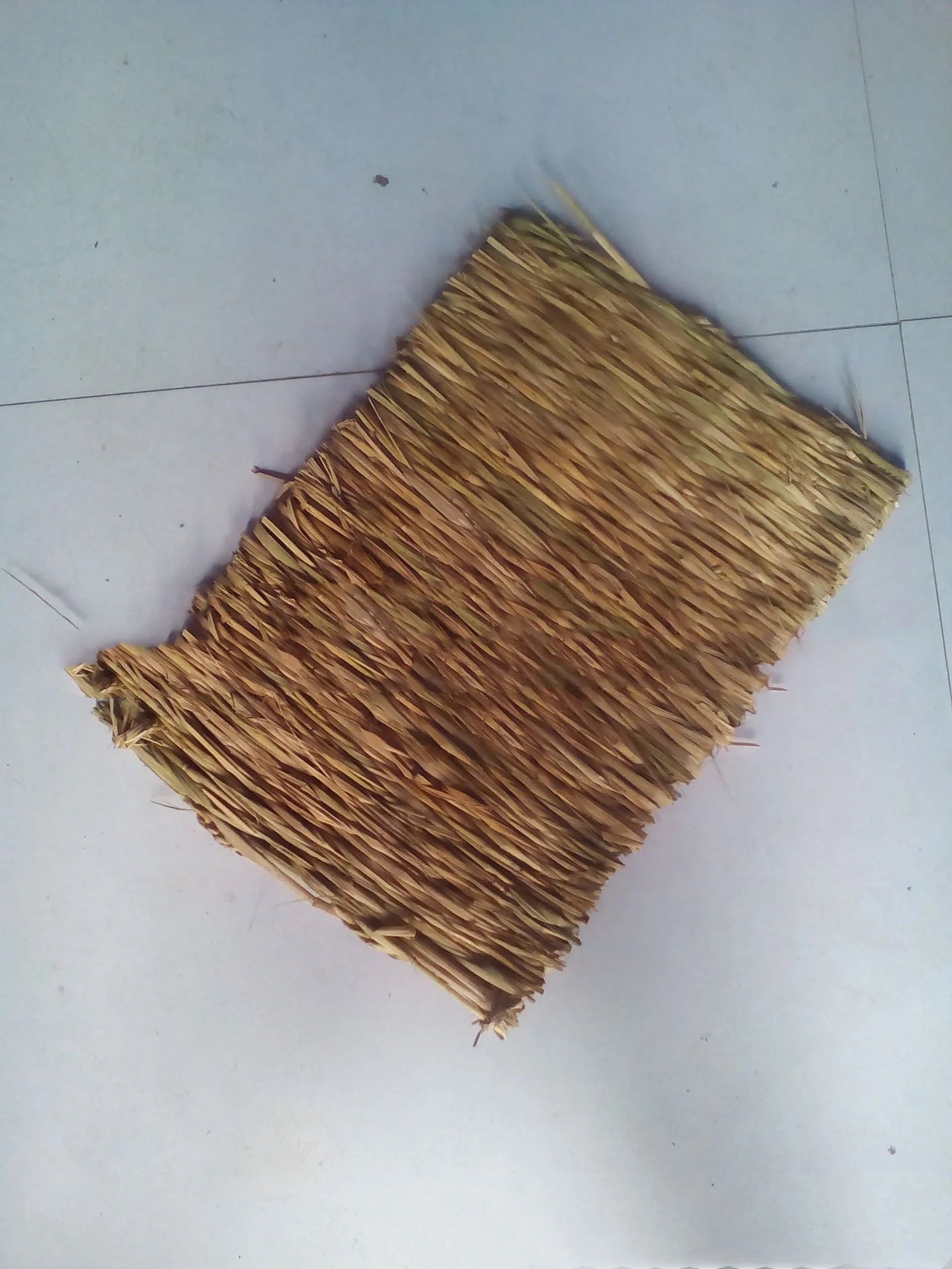 Natural straw pet mat for safe chewing and comfortable resting