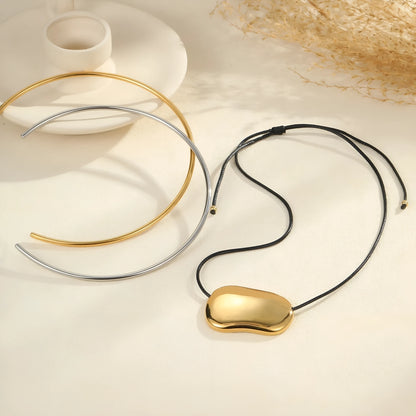 Geometric stainless steel necklace with adjustable chain and 18K gold plating