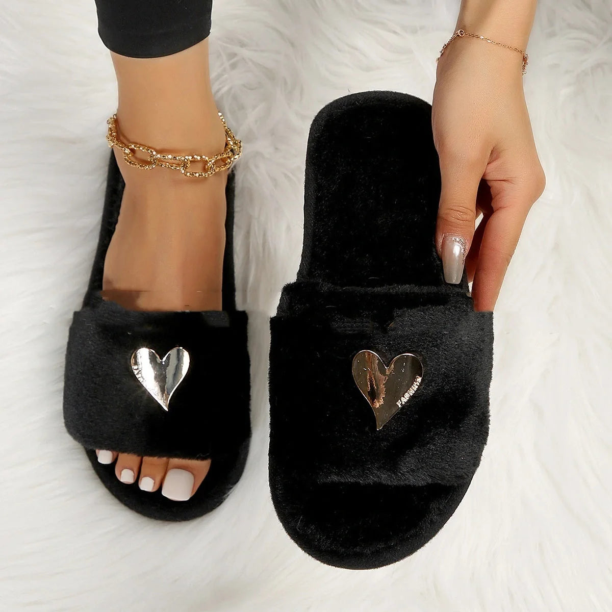 Cosy faux fur slippers for women with heart pendant in various colours