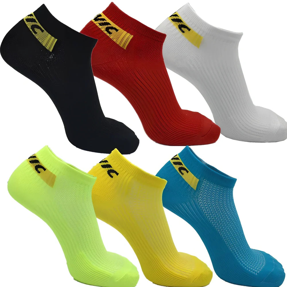 Breathable black cotton sport socks for cycling, size L fitting 34-44, short boat style on white background