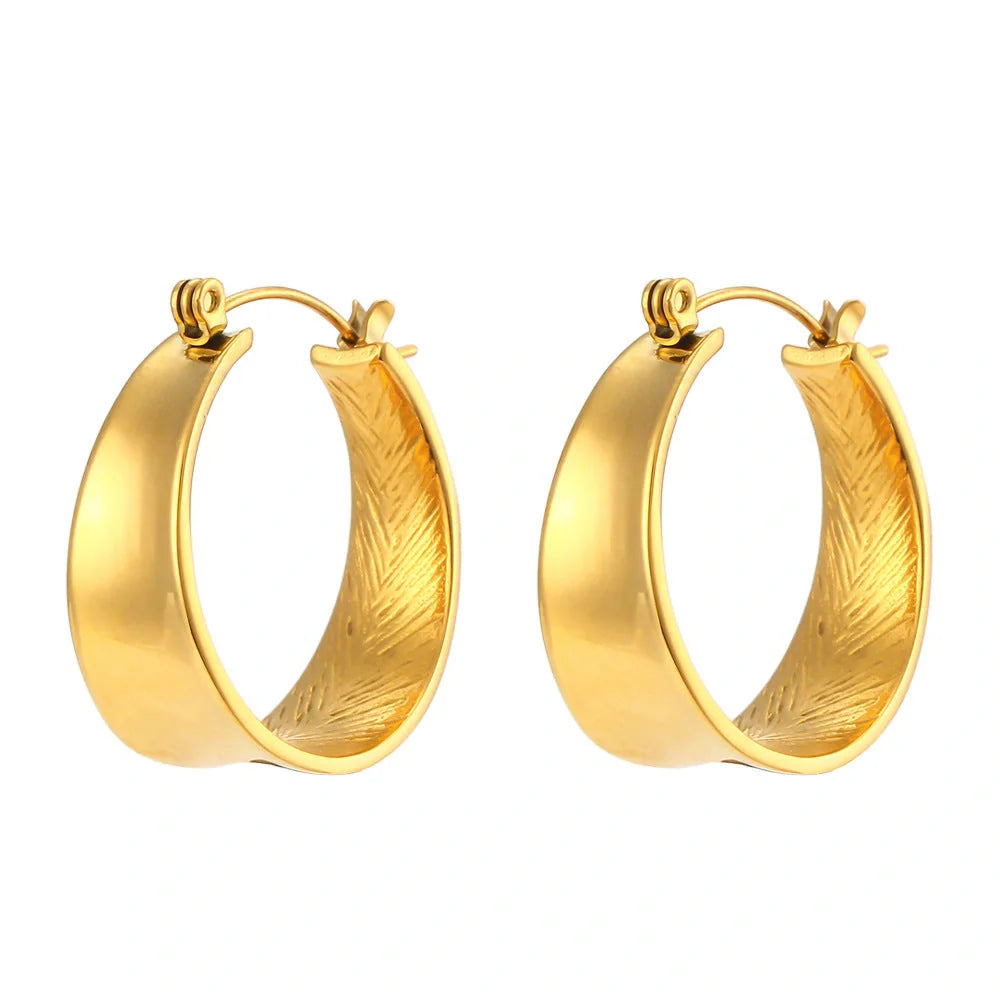 Stylish geometric gradient gold earrings for women, perfect for any occasion.