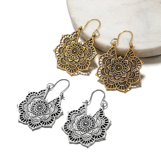 Vintage-style metal earrings with delicate floral openwork design, available in gold and silvery finishes