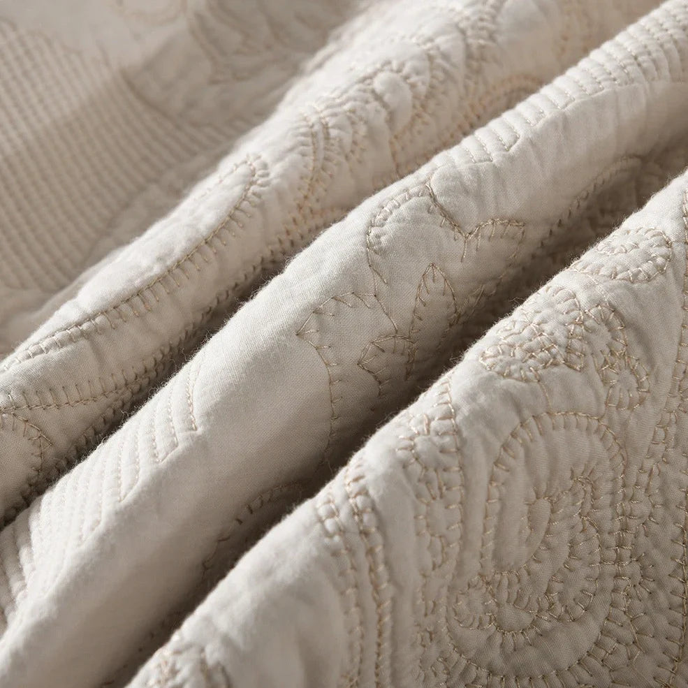 Three-piece quilted cotton bed cover set in white Perlis floral pattern, 230x250cm for 1.8m bed with embroidered details