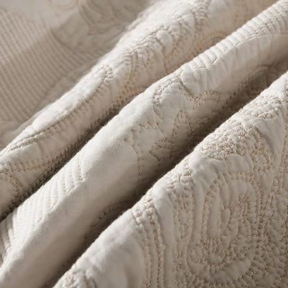 Three-piece quilted cotton bed cover set in white Perlis floral pattern, 230x250cm for 1.8m bed with embroidered details