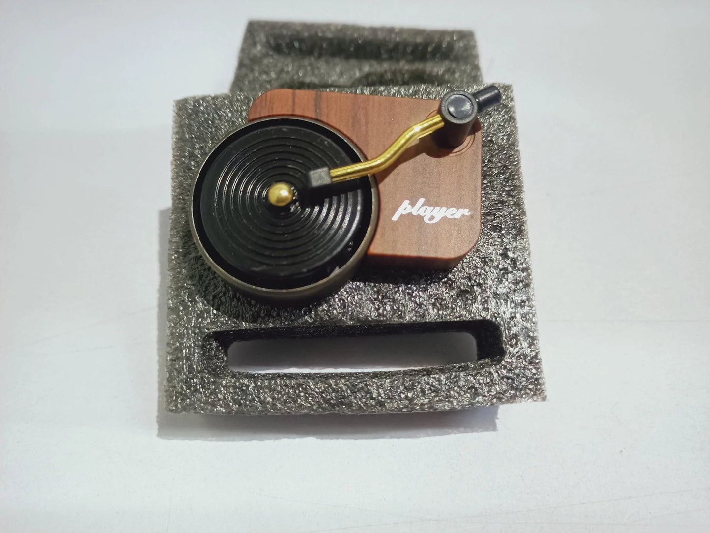 Classic Aroma-Diffusing Record Player Decoration - A unique and elegant home decor piece that diffuses soothing fragrances throughout your living space.