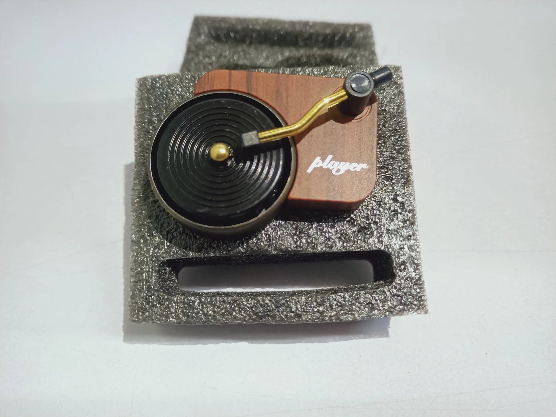 Classic Aroma-Diffusing Record Player Decoration - A unique and elegant home decor piece that diffuses soothing fragrances throughout your living space.
