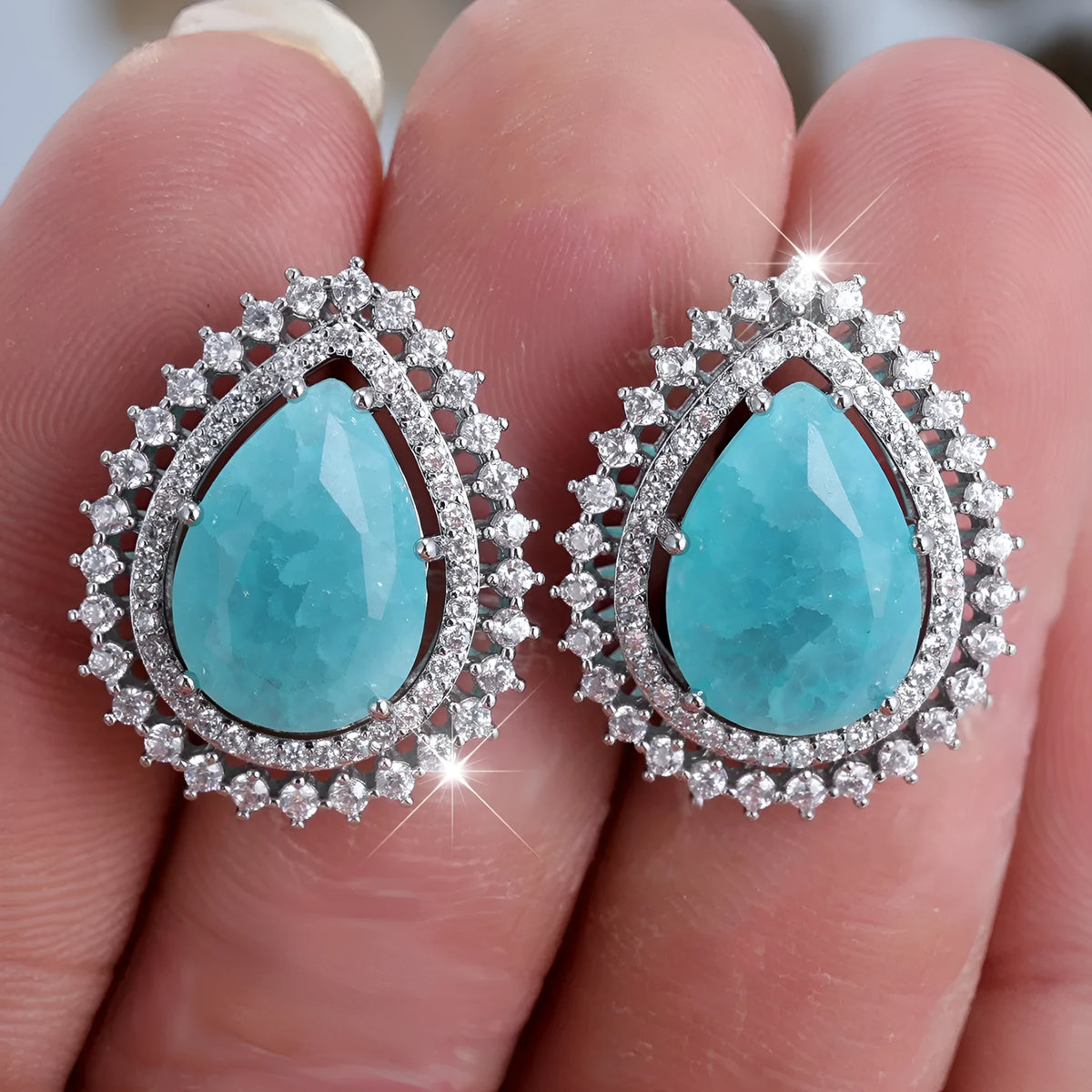 A pair of women's heart-shaped earrings with a platinum ice flower diamond colour finish.