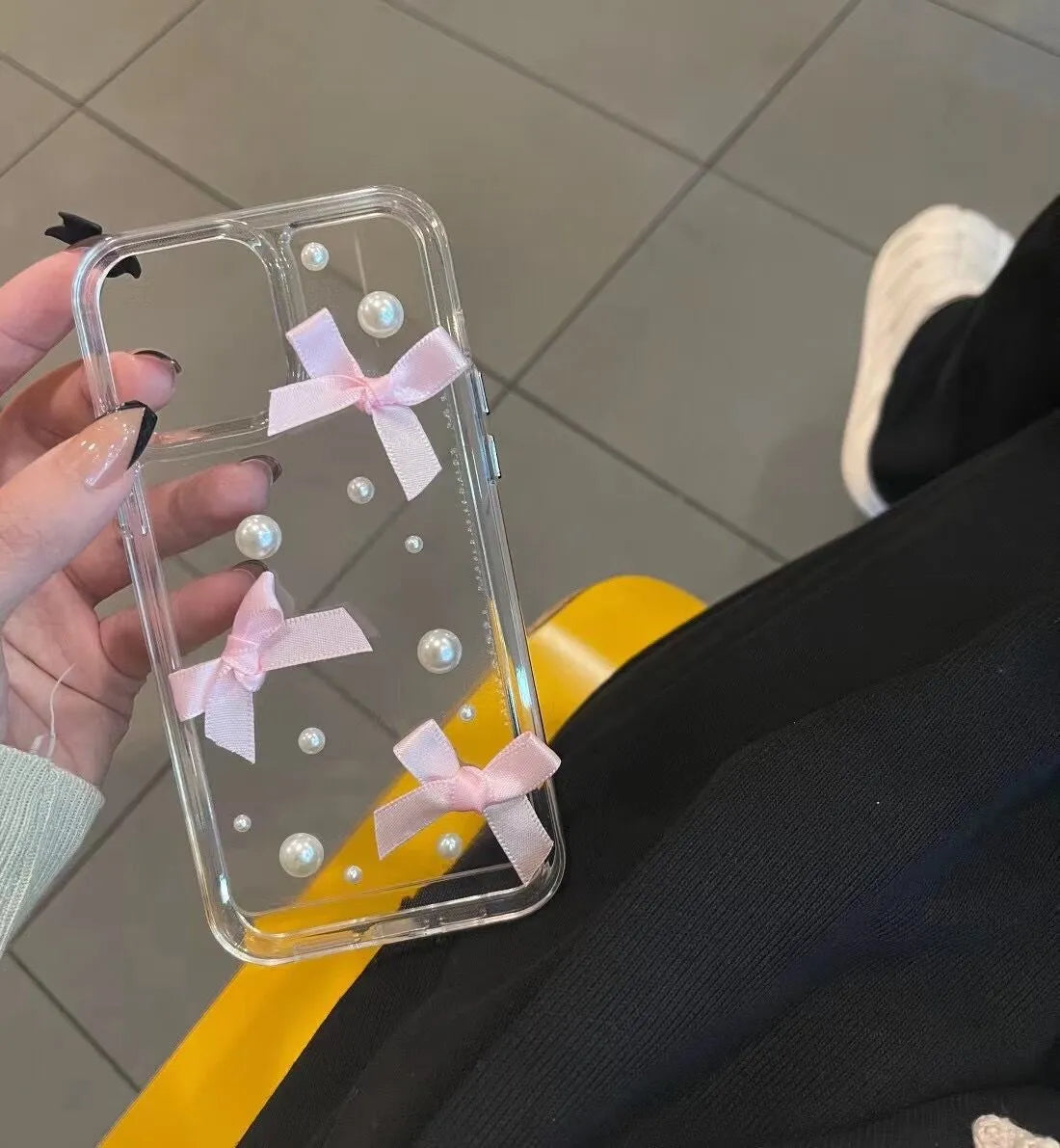 Transparent TPU iPhone case with three-dimensional pearl bow, anti-fall all-inclusive design, colour-matching finish
