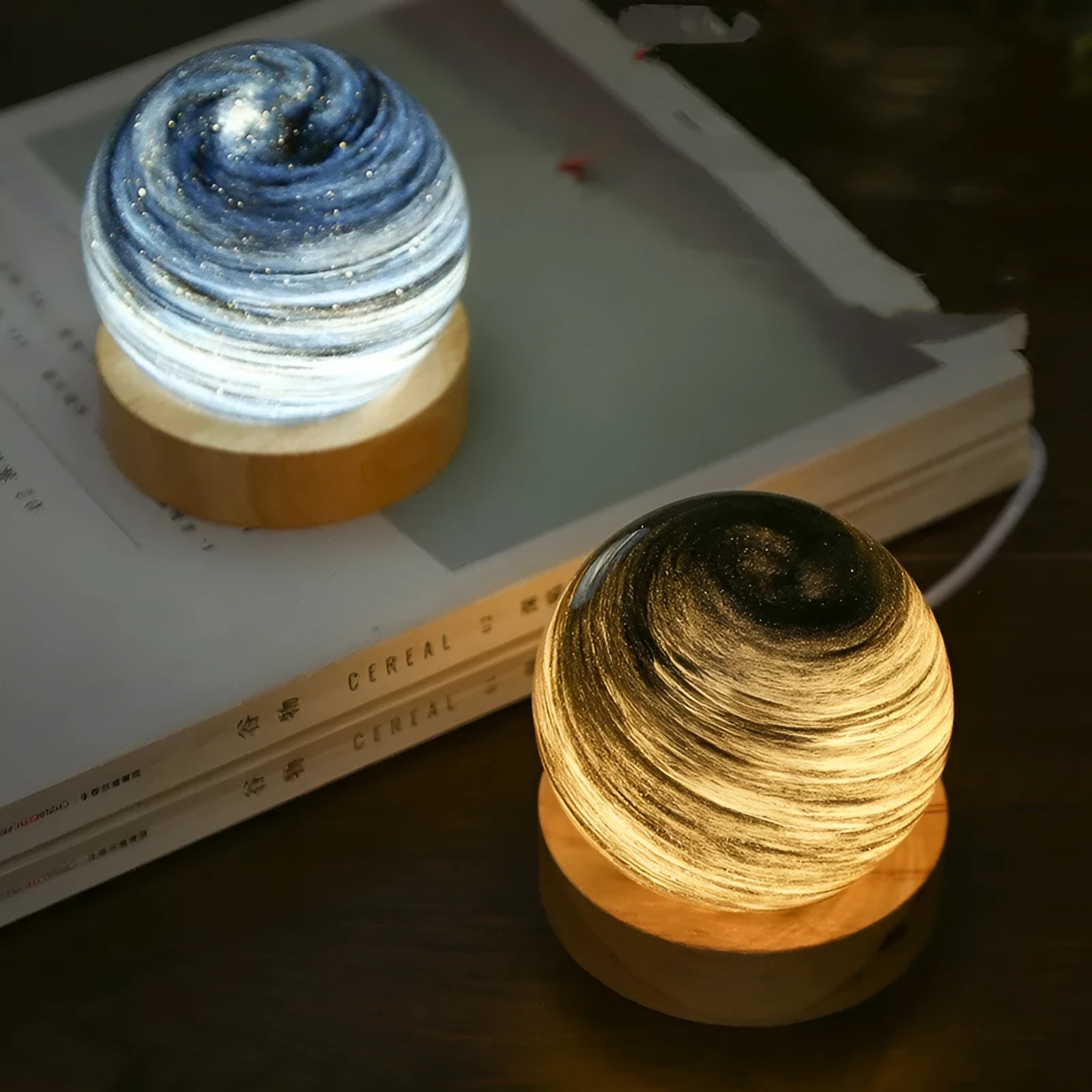 Planet night light with USB cable and base, showing 80mm model and three-colour dimming options