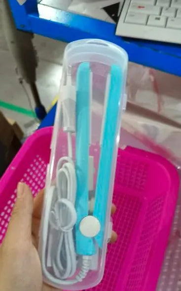 Mini splint hair straightener in pink, blue or purple, 17.5cm long, aluminium body, 180°C constant heat, 3D floating technology